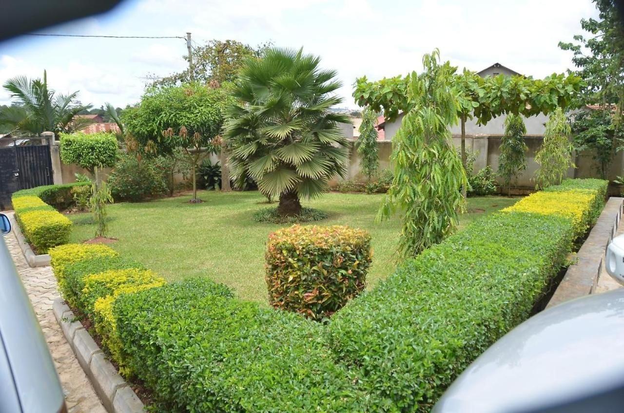 Mukono Town Merian Gardens And Guest House מראה חיצוני תמונה